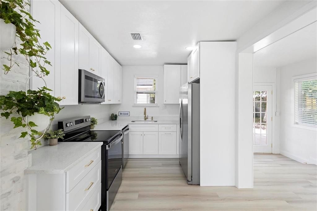 For Sale: $325,000 (2 beds, 1 baths, 851 Square Feet)