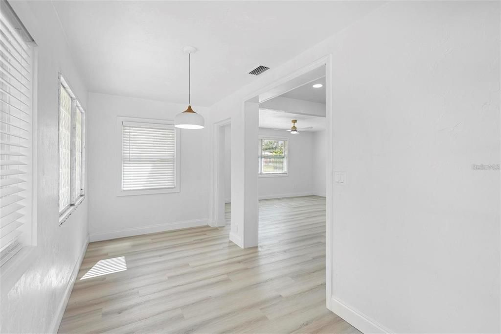 For Sale: $325,000 (2 beds, 1 baths, 851 Square Feet)