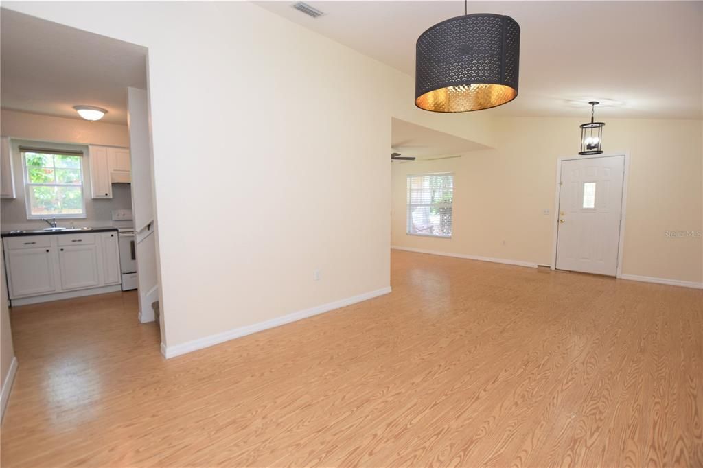 В аренду: $1,860 (3 спален, 2 ванн, 1428 Квадратных фут)