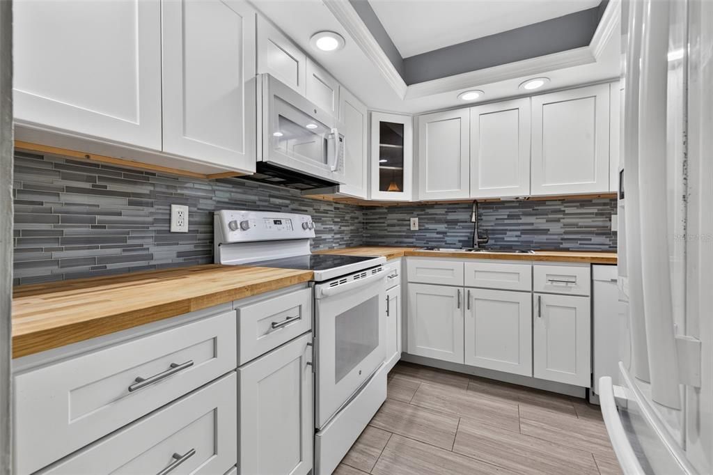 For Sale: $164,900 (2 beds, 1 baths, 1195 Square Feet)