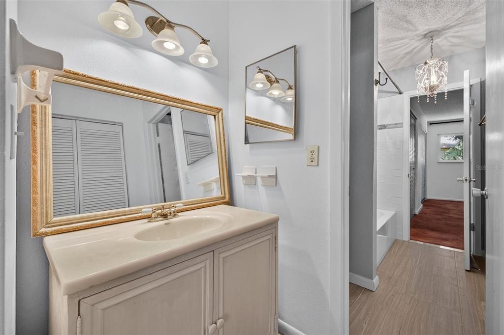 For Sale: $164,900 (2 beds, 1 baths, 1195 Square Feet)