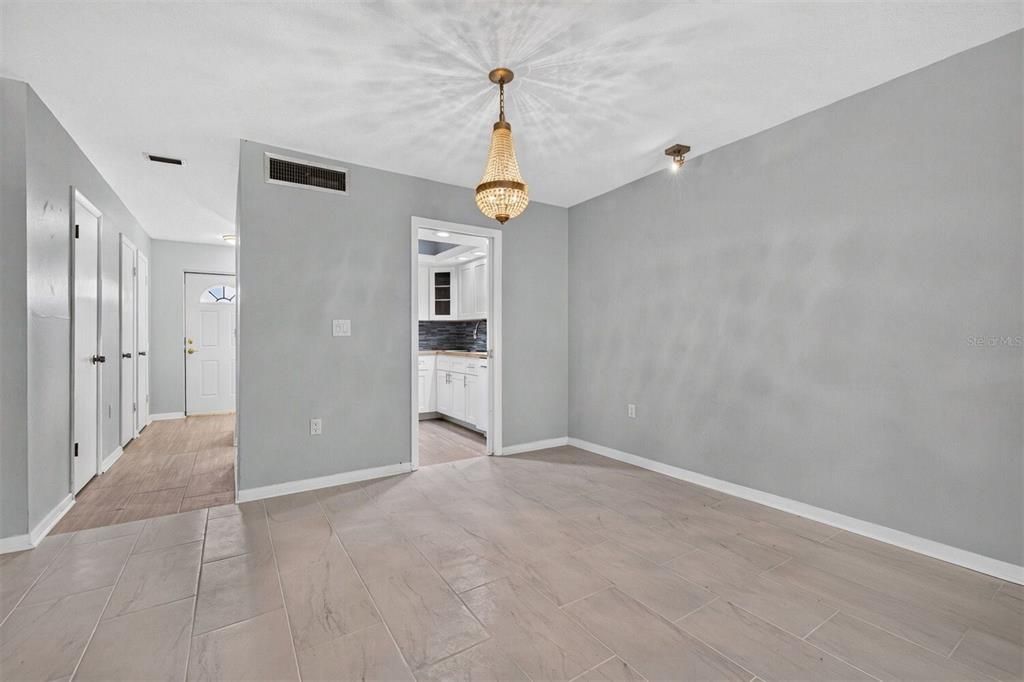 For Sale: $164,900 (2 beds, 1 baths, 1195 Square Feet)
