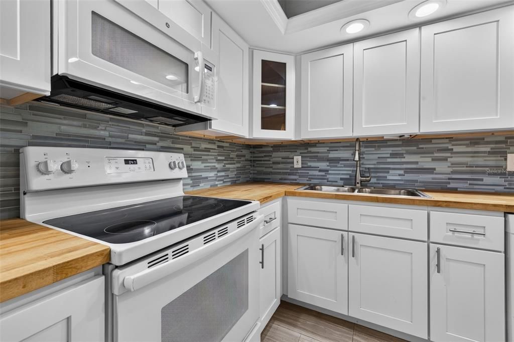 For Sale: $164,900 (2 beds, 1 baths, 1195 Square Feet)