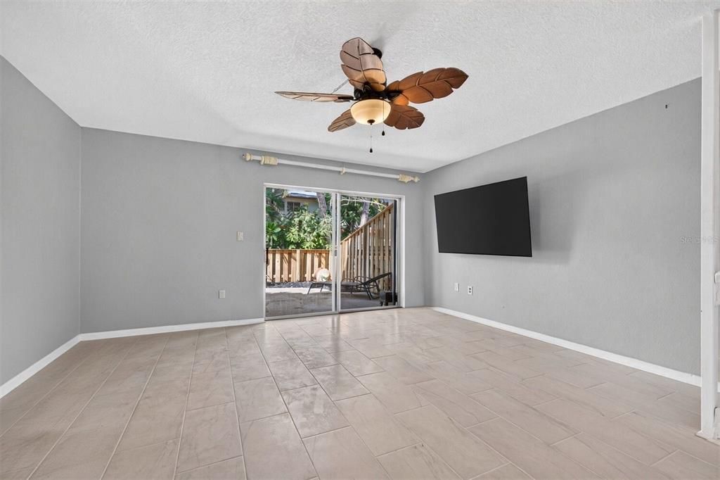 For Sale: $164,900 (2 beds, 1 baths, 1195 Square Feet)