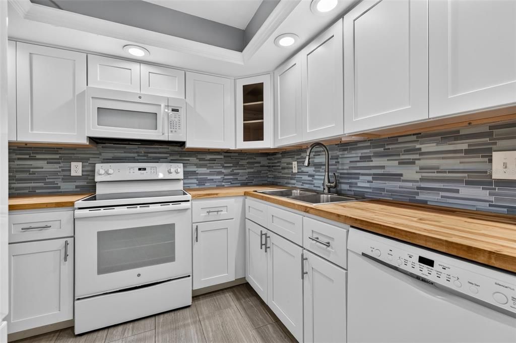 For Sale: $164,900 (2 beds, 1 baths, 1195 Square Feet)
