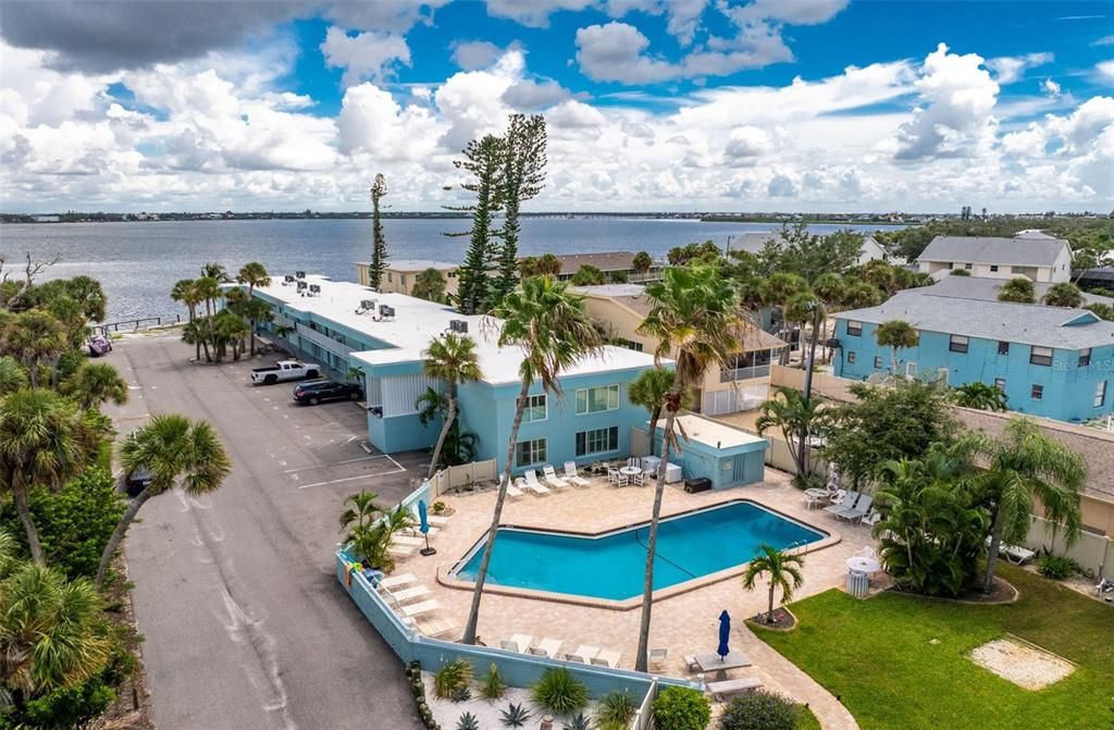 For Sale: $295,000 (1 beds, 1 baths, 657 Square Feet)