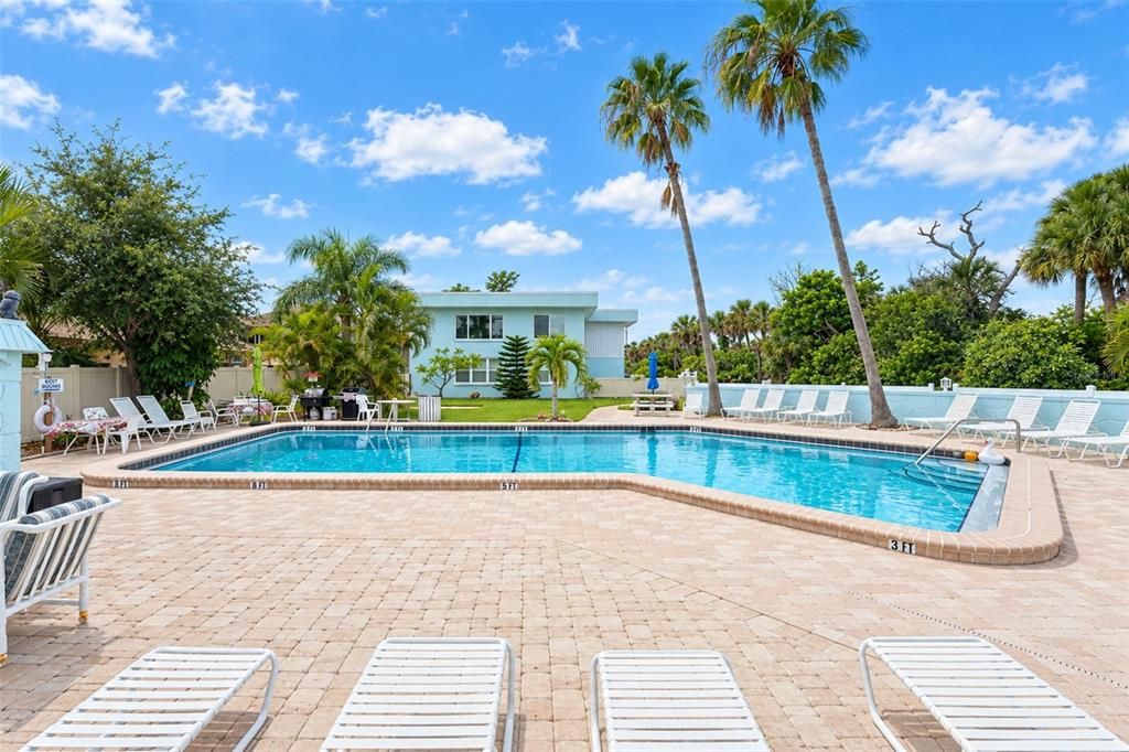 For Sale: $295,000 (1 beds, 1 baths, 657 Square Feet)