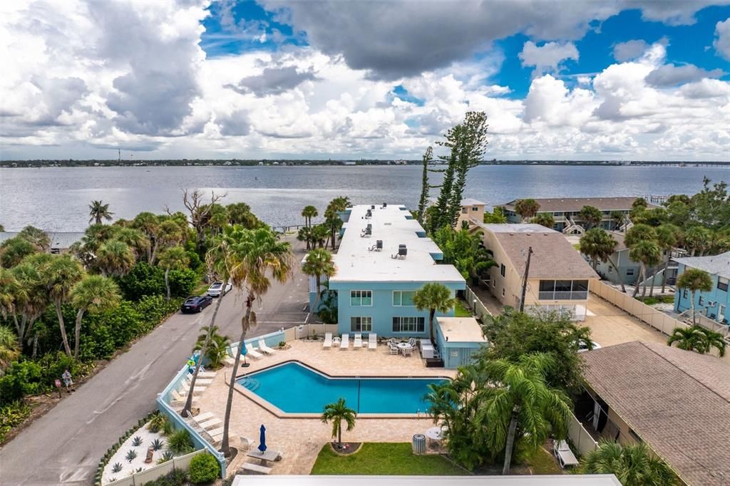 For Sale: $295,000 (1 beds, 1 baths, 657 Square Feet)