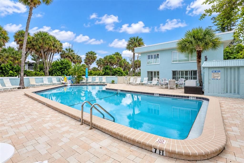 For Sale: $295,000 (1 beds, 1 baths, 657 Square Feet)
