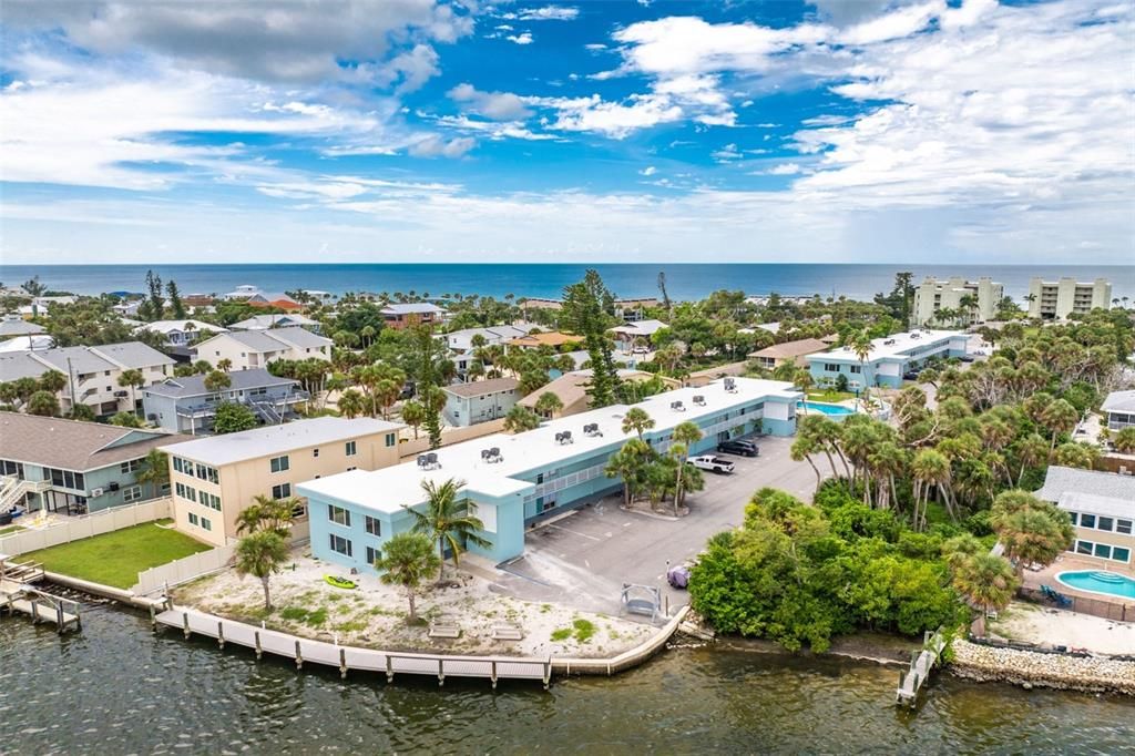 For Sale: $295,000 (1 beds, 1 baths, 657 Square Feet)