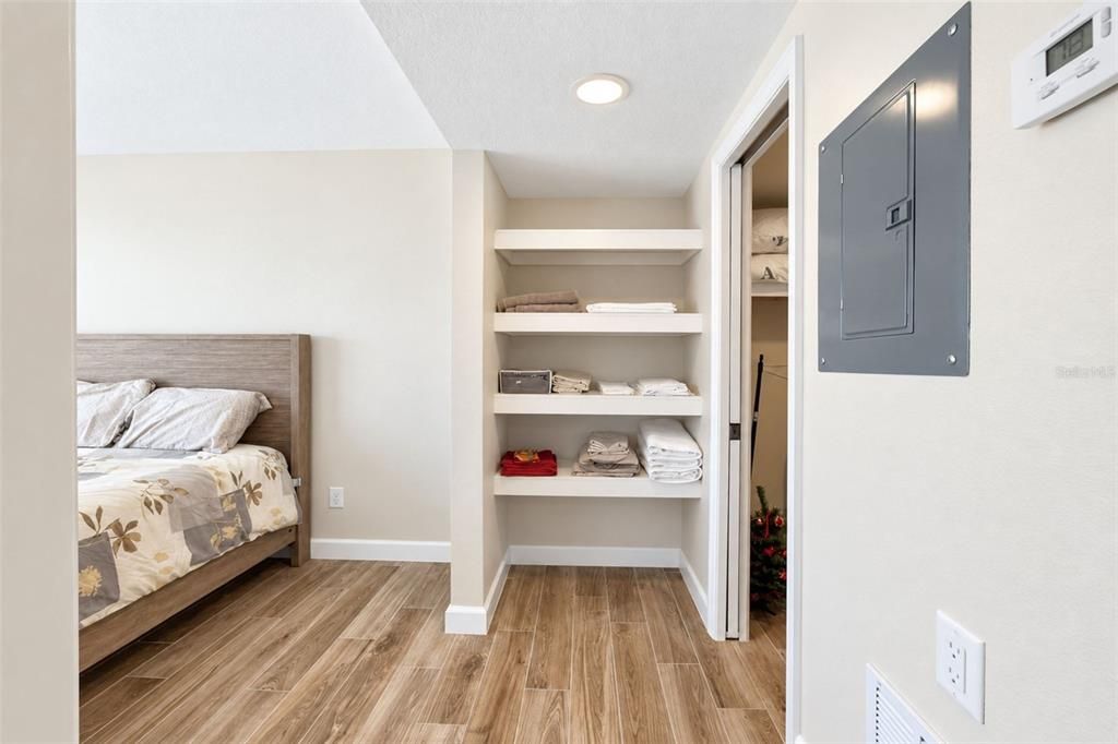 For Sale: $295,000 (1 beds, 1 baths, 657 Square Feet)