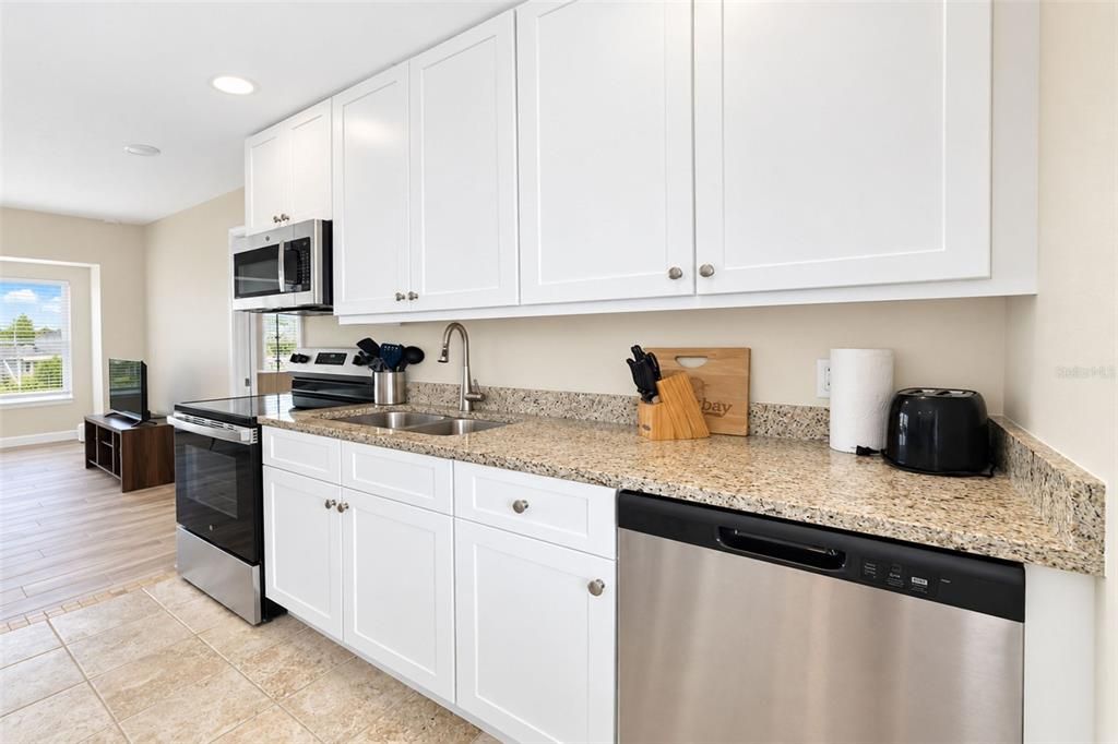 For Sale: $295,000 (1 beds, 1 baths, 657 Square Feet)