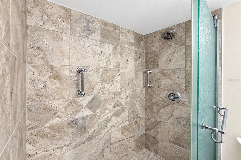 For Sale: $295,000 (1 beds, 1 baths, 657 Square Feet)