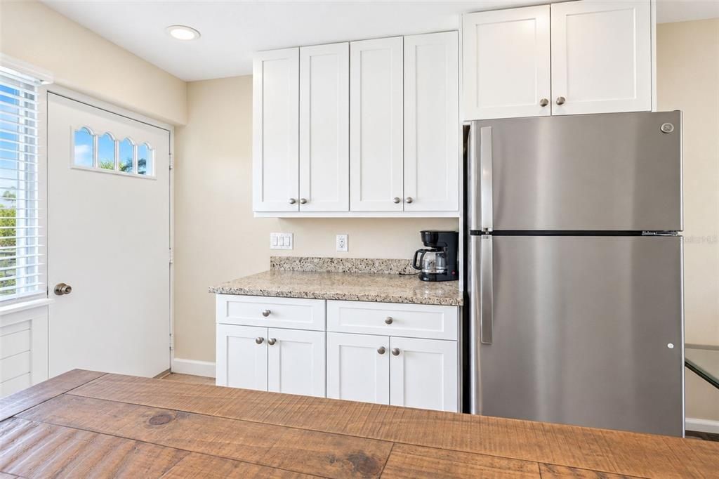 For Sale: $295,000 (1 beds, 1 baths, 657 Square Feet)