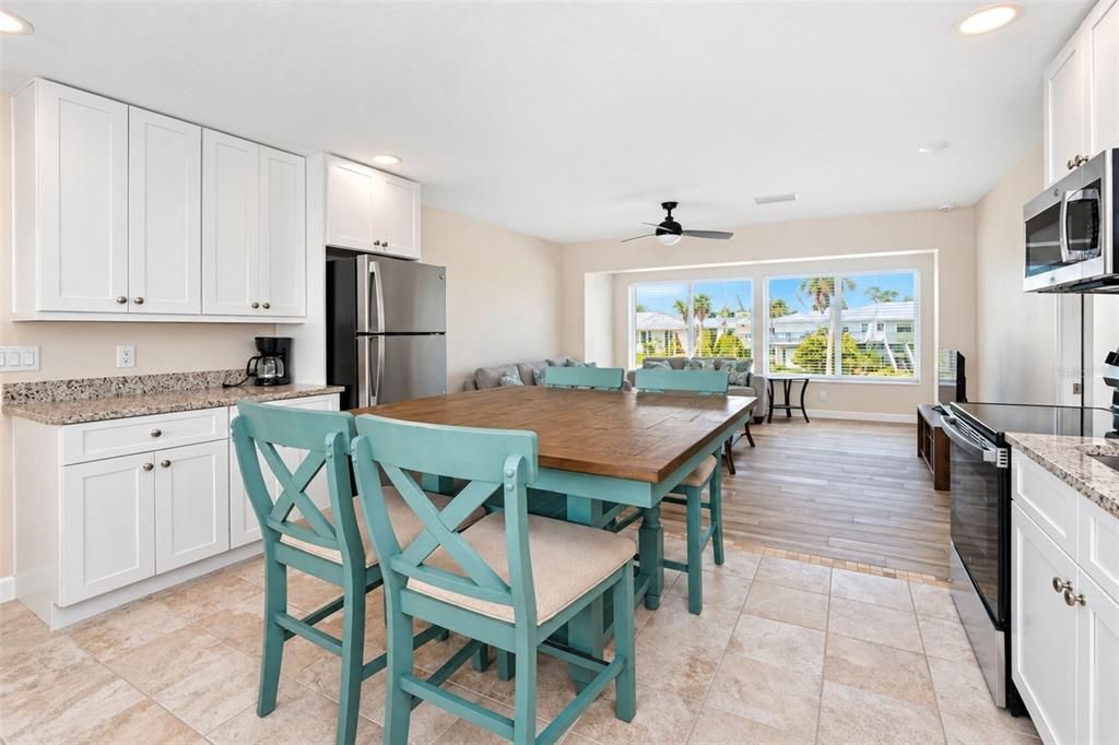 For Sale: $295,000 (1 beds, 1 baths, 657 Square Feet)