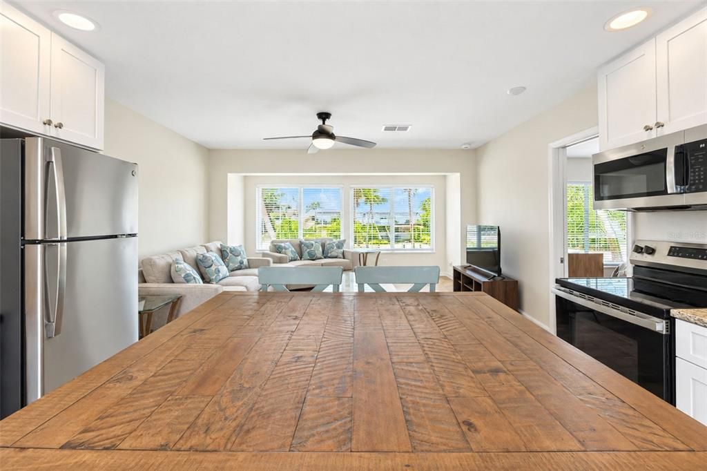 For Sale: $295,000 (1 beds, 1 baths, 657 Square Feet)