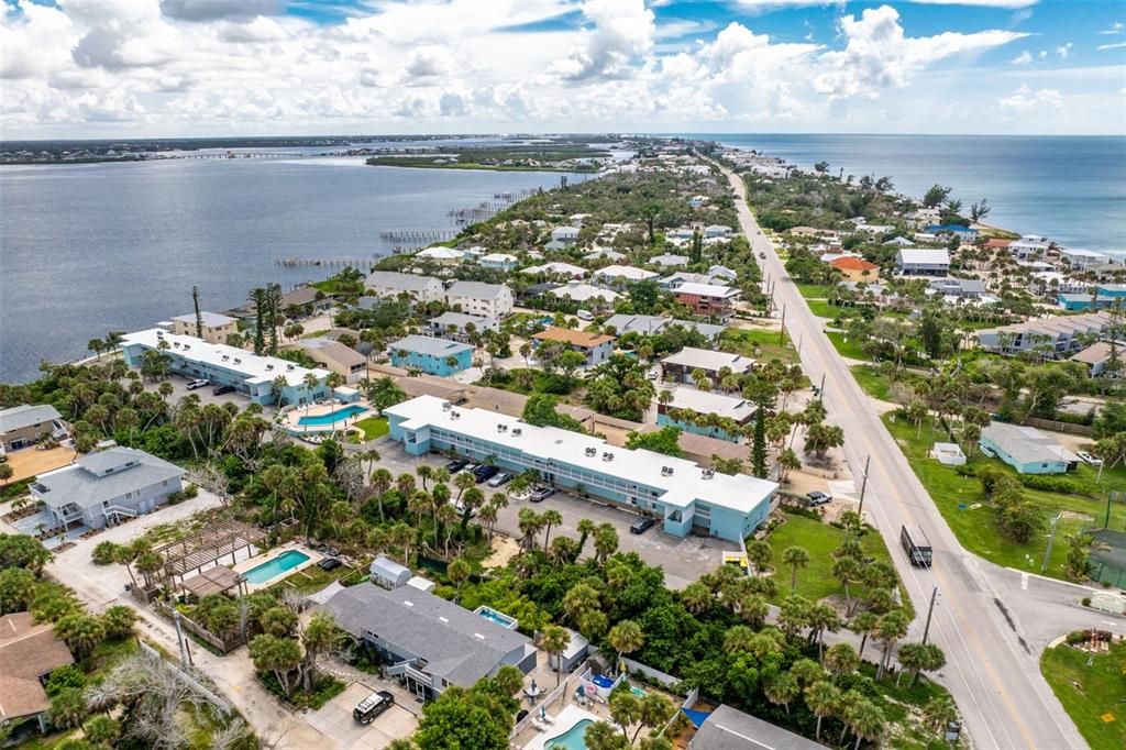 For Sale: $295,000 (1 beds, 1 baths, 657 Square Feet)