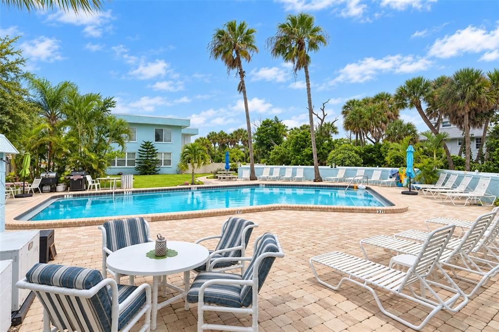 For Sale: $295,000 (1 beds, 1 baths, 657 Square Feet)