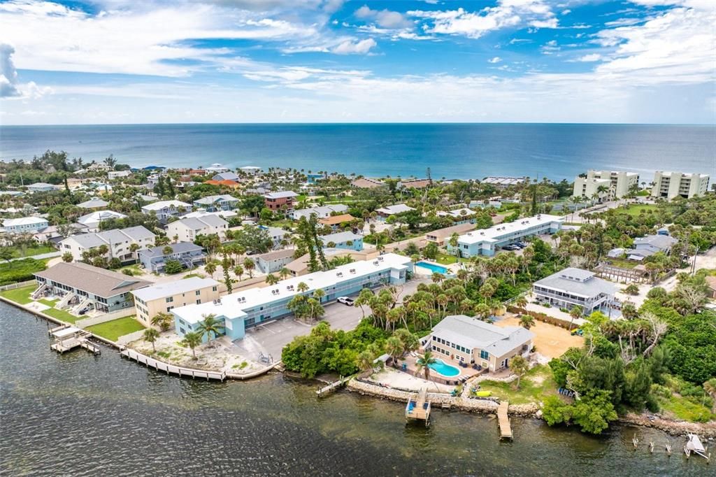 For Sale: $295,000 (1 beds, 1 baths, 657 Square Feet)