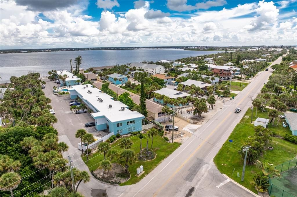 For Sale: $295,000 (1 beds, 1 baths, 657 Square Feet)