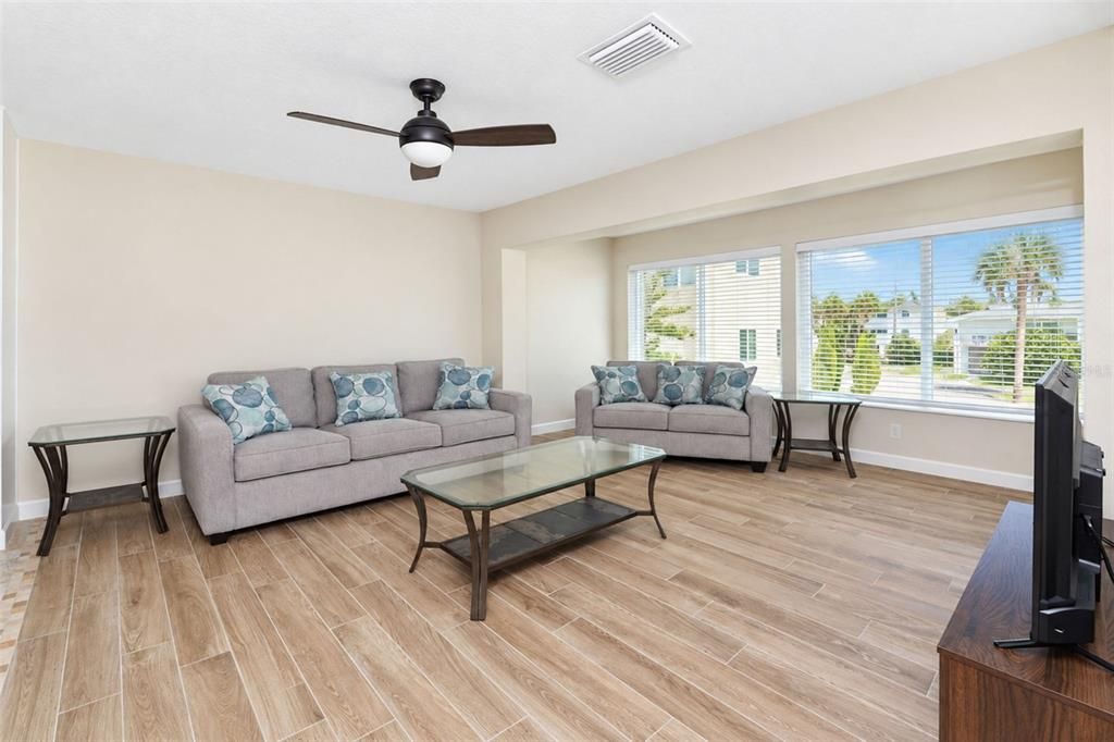 For Sale: $295,000 (1 beds, 1 baths, 657 Square Feet)