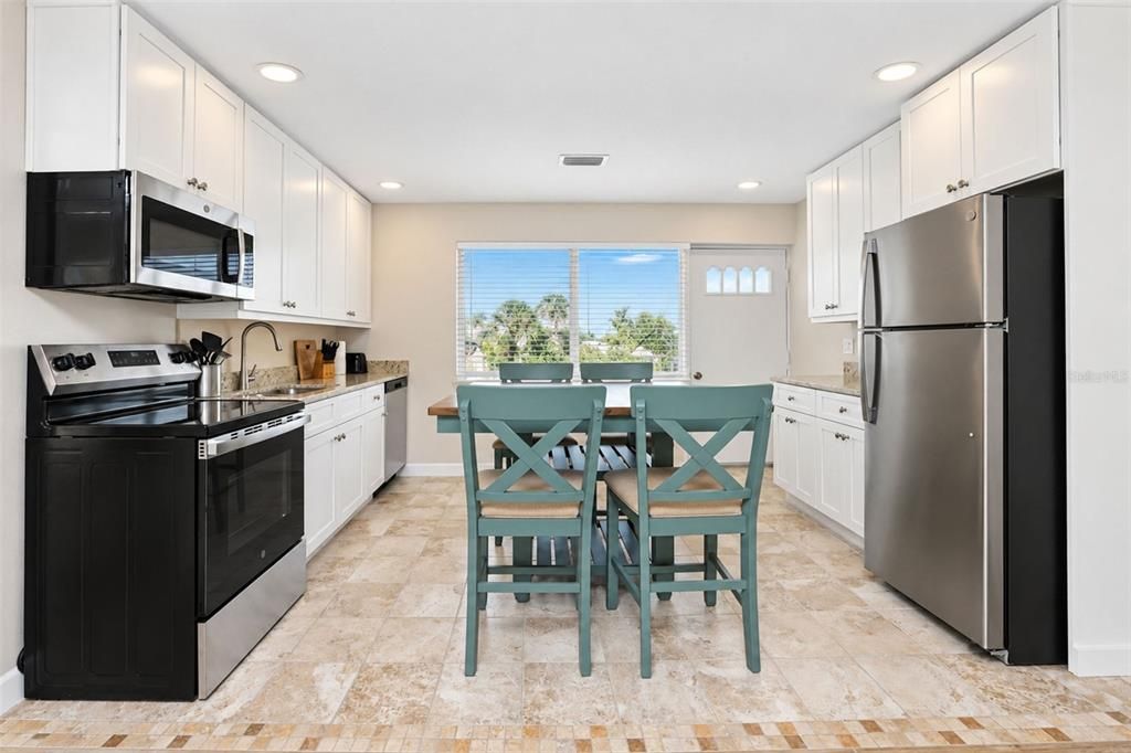 For Sale: $295,000 (1 beds, 1 baths, 657 Square Feet)
