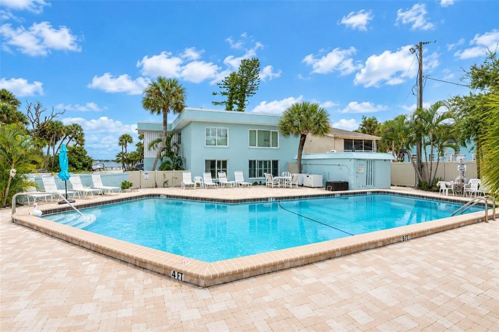 For Sale: $295,000 (1 beds, 1 baths, 657 Square Feet)