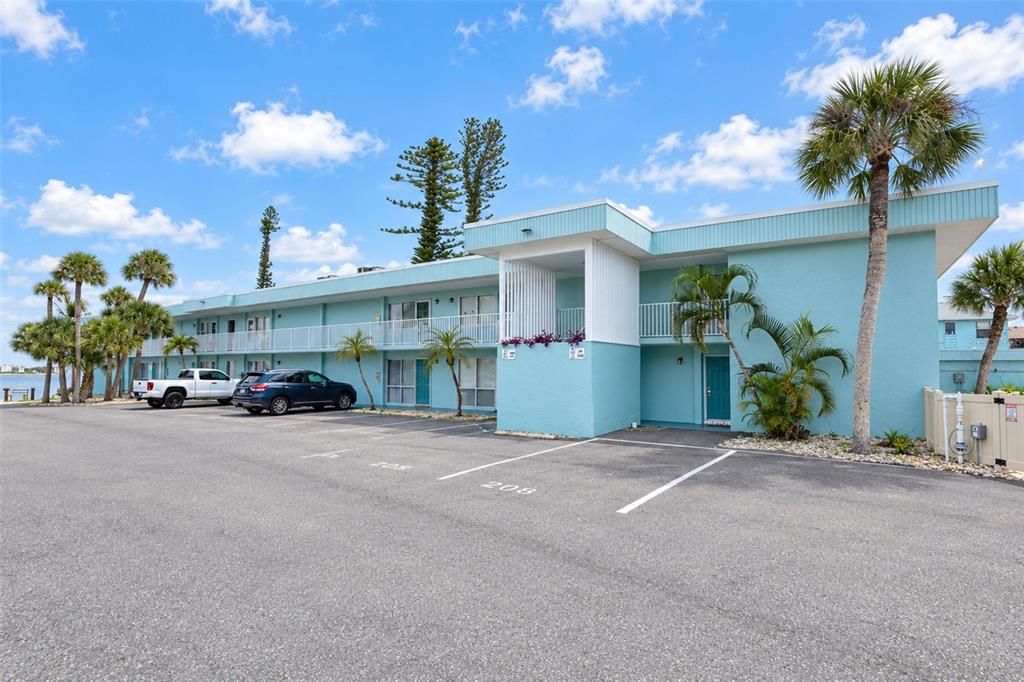 For Sale: $295,000 (1 beds, 1 baths, 657 Square Feet)