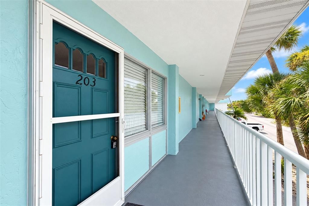 For Sale: $295,000 (1 beds, 1 baths, 657 Square Feet)