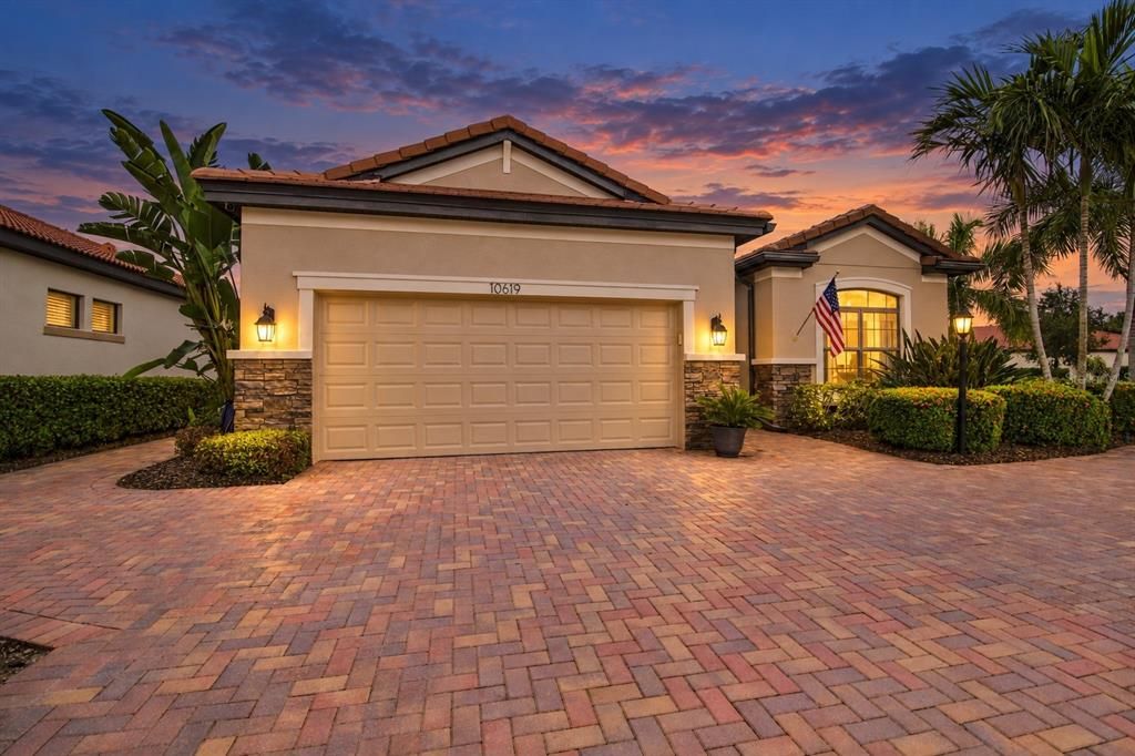 For Sale: $850,000 (4 beds, 3 baths, 2651 Square Feet)