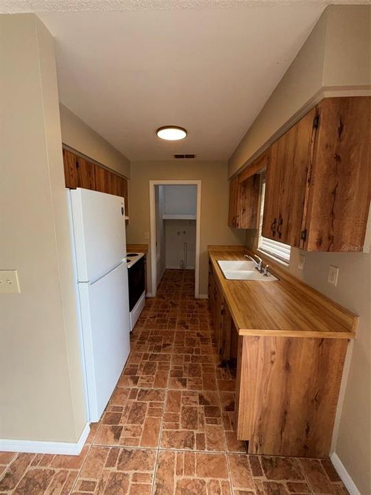 For Rent: $2,100 (4 beds, 2 baths, 2079 Square Feet)