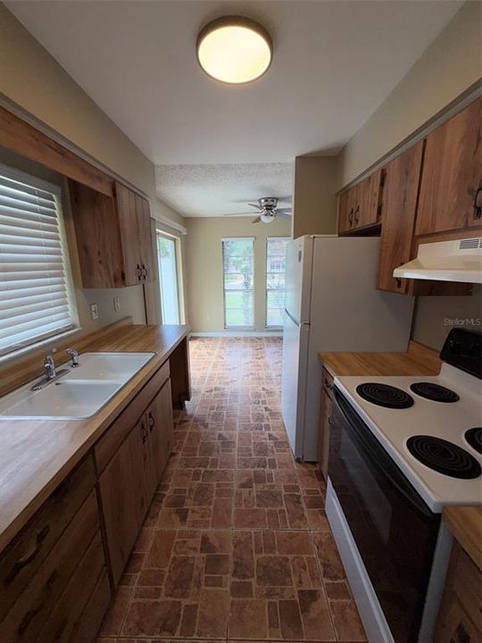 For Rent: $2,100 (4 beds, 2 baths, 2079 Square Feet)