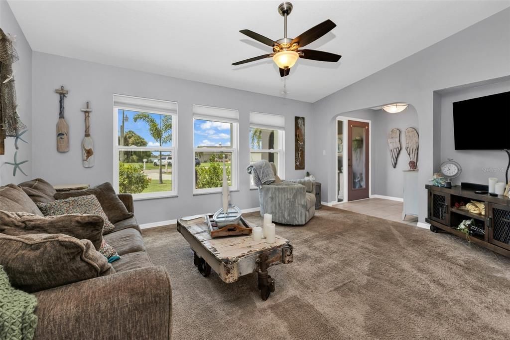 Active With Contract: $374,900 (3 beds, 2 baths, 1644 Square Feet)