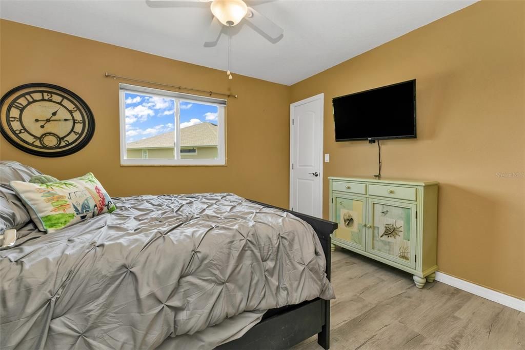 Active With Contract: $374,900 (3 beds, 2 baths, 1644 Square Feet)