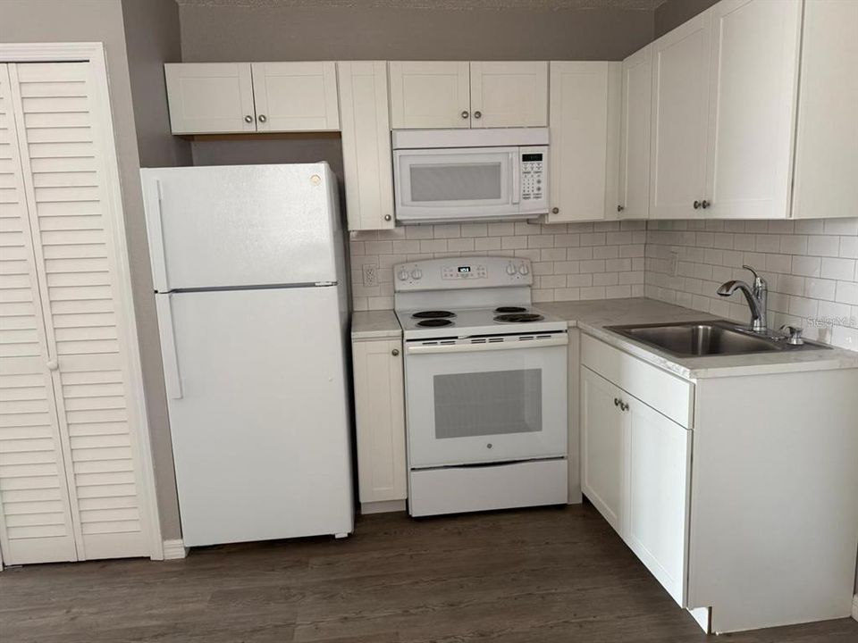 For Rent: $1,000 (2 beds, 1 baths, 810 Square Feet)