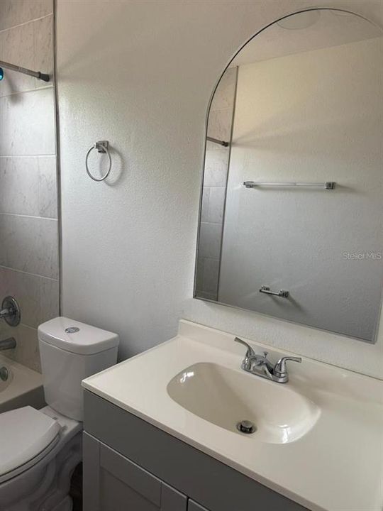 For Rent: $1,000 (2 beds, 1 baths, 810 Square Feet)