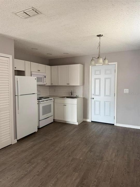 For Rent: $1,000 (2 beds, 1 baths, 810 Square Feet)