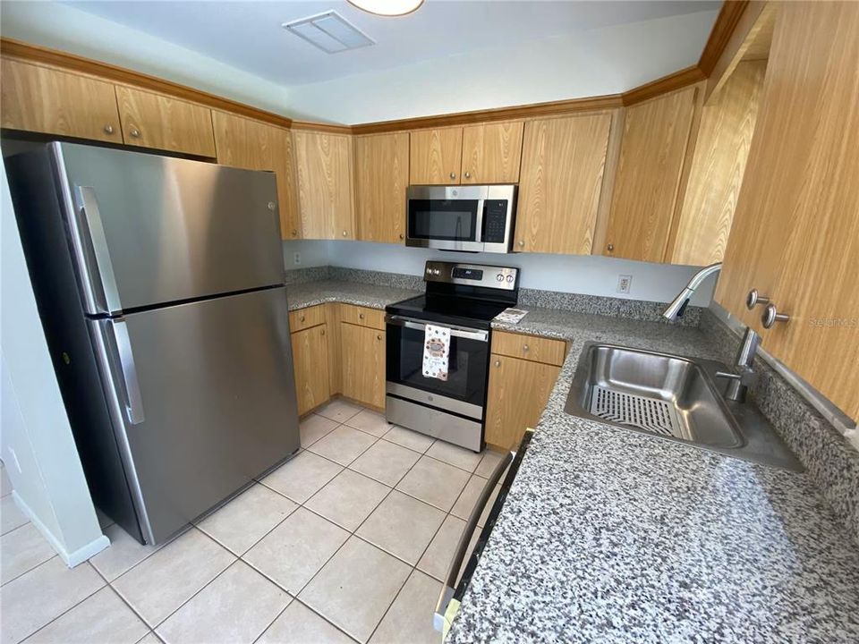 For Rent: $1,800 (2 beds, 1 baths, 918 Square Feet)