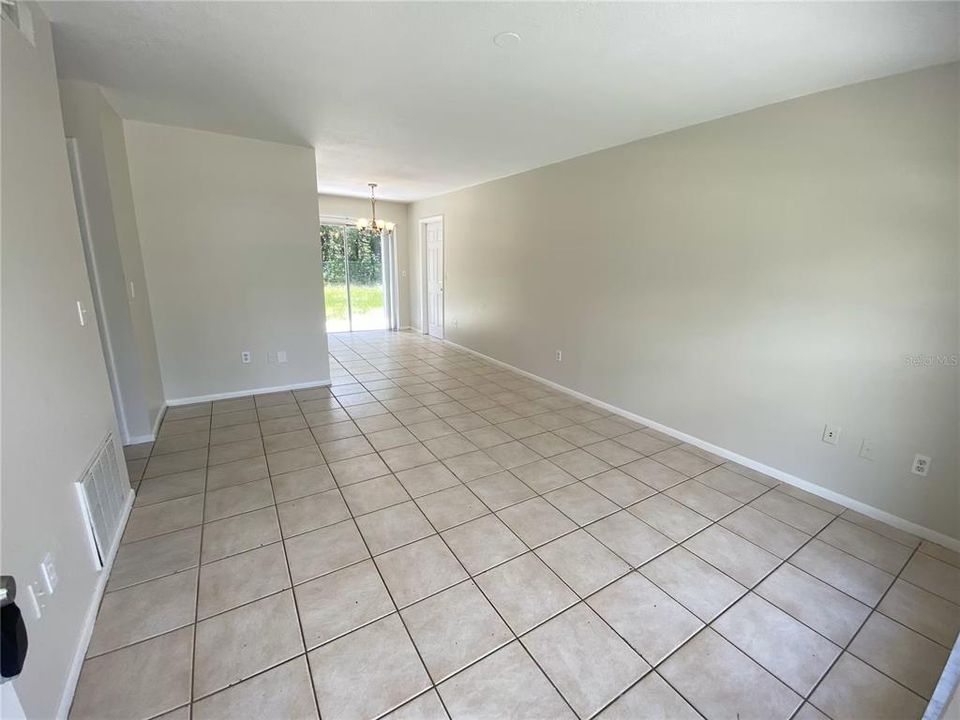 For Rent: $1,800 (2 beds, 1 baths, 918 Square Feet)