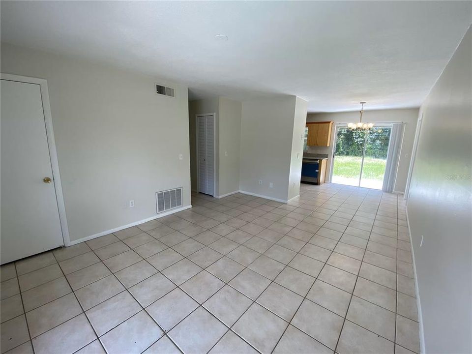 For Rent: $1,800 (2 beds, 1 baths, 918 Square Feet)