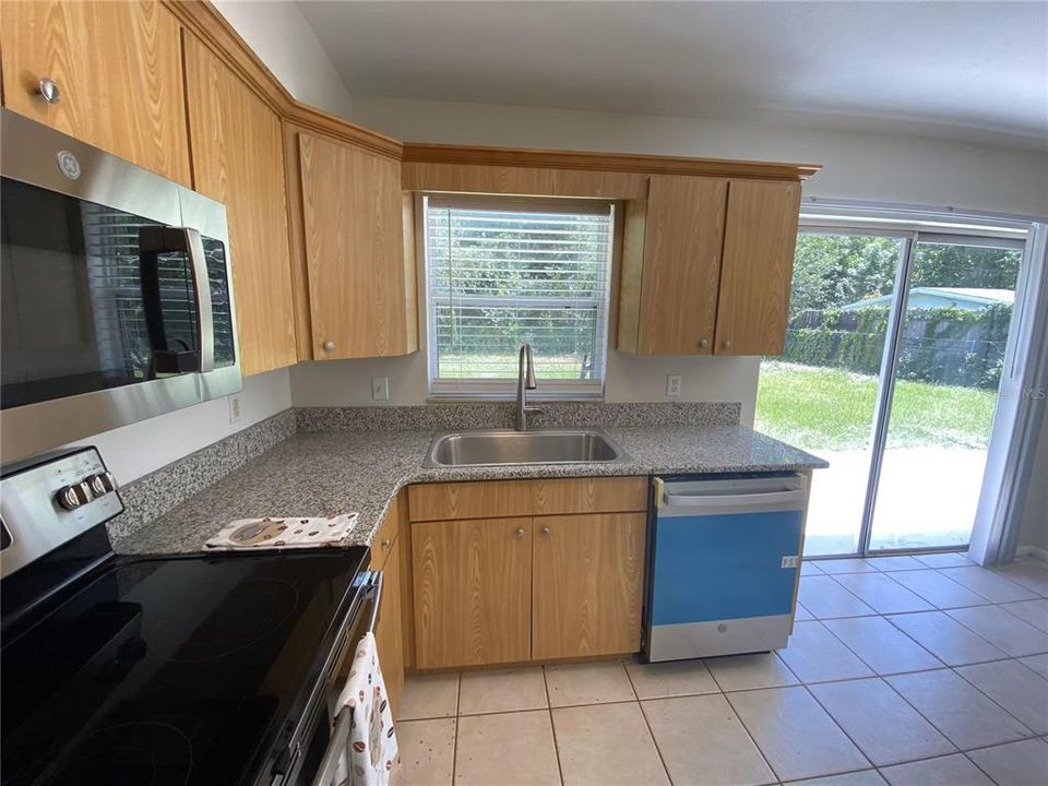 For Rent: $1,800 (2 beds, 1 baths, 918 Square Feet)