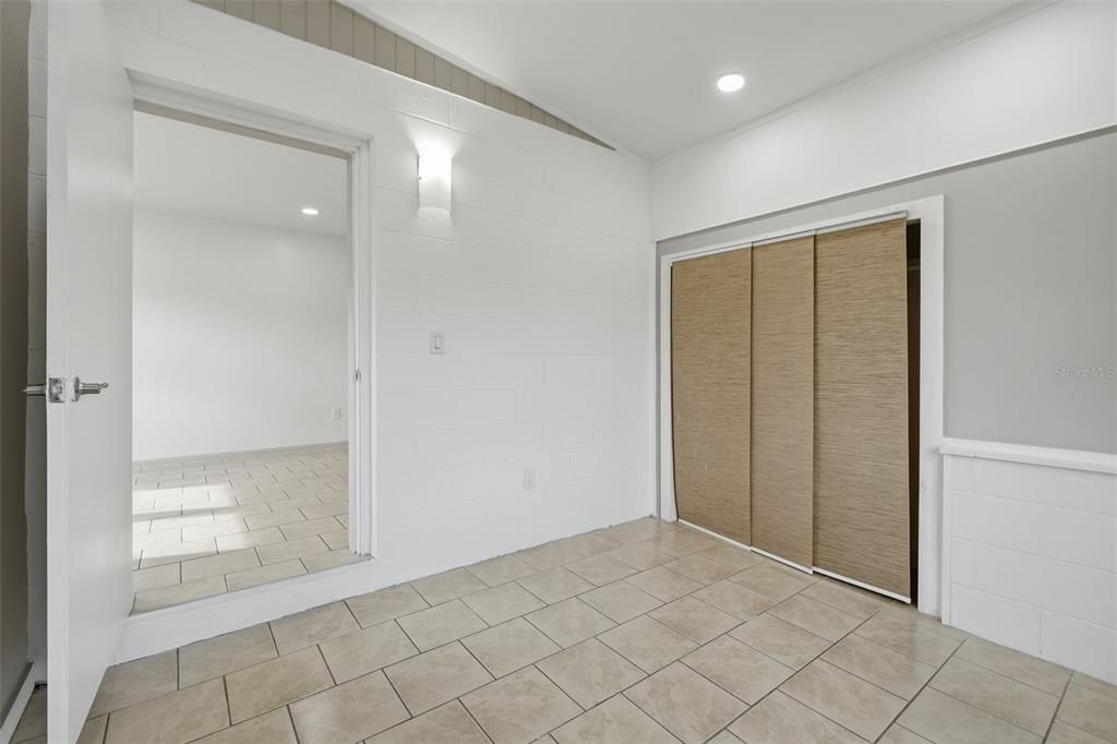 На продажу: $195,000 (2 спален, 1 ванн, 710 Квадратных фут)