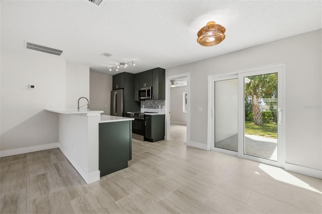 En Venta: $549,900 (4 camas, 3 baños, 1470 Pies cuadrados)