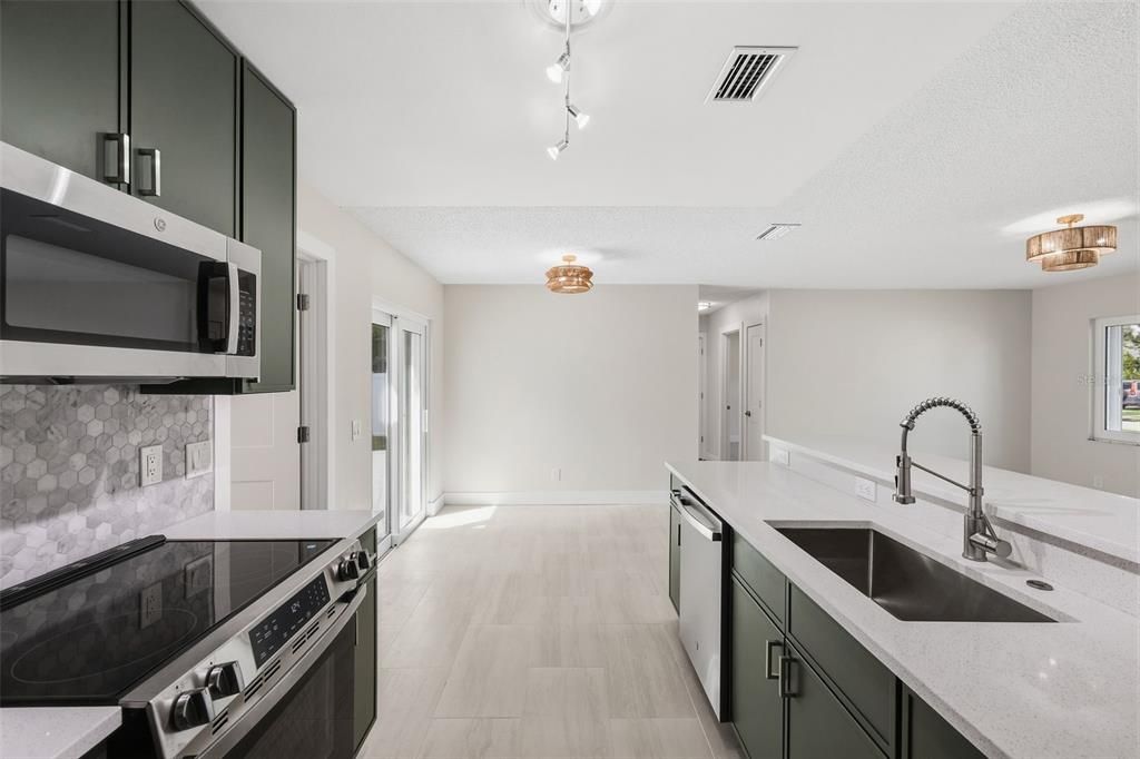 En Venta: $549,900 (4 camas, 3 baños, 1470 Pies cuadrados)
