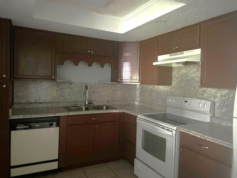 For Sale: $95,900 (2 beds, 1 baths, 1019 Square Feet)