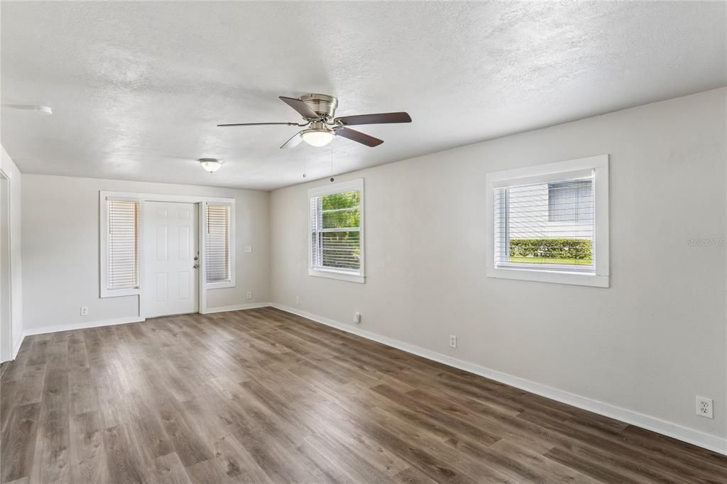 For Sale: $349,900 (3 beds, 2 baths, 1710 Square Feet)