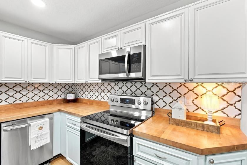 For Sale: $380,000 (3 beds, 1 baths, 1305 Square Feet)