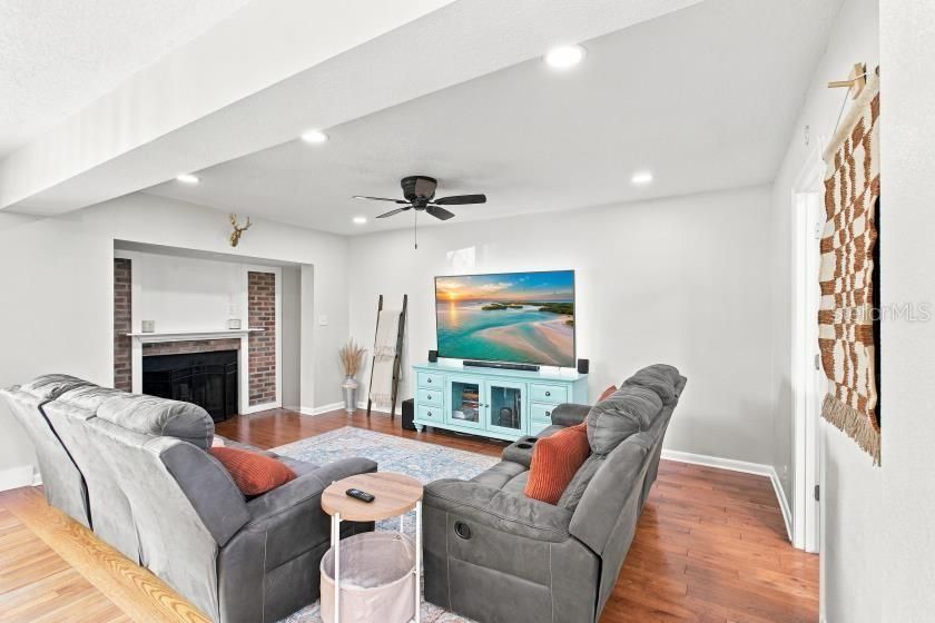 For Sale: $380,000 (3 beds, 1 baths, 1305 Square Feet)