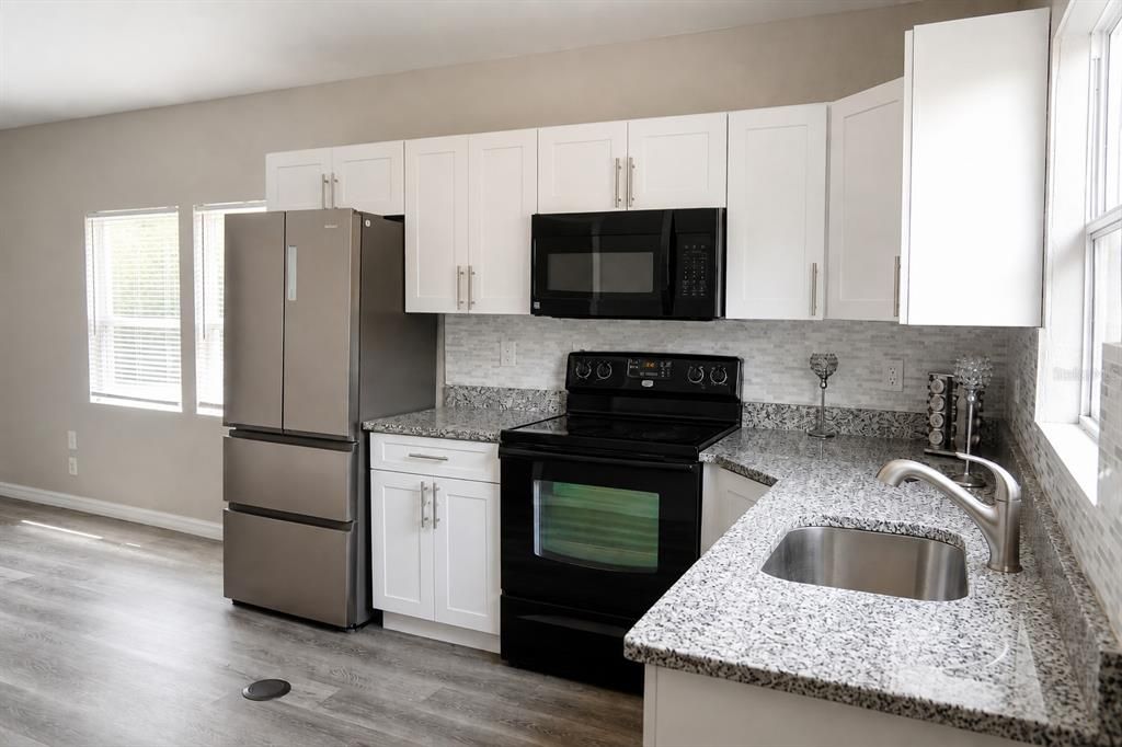 For Sale: $240,000 (2 beds, 1 baths, 800 Square Feet)