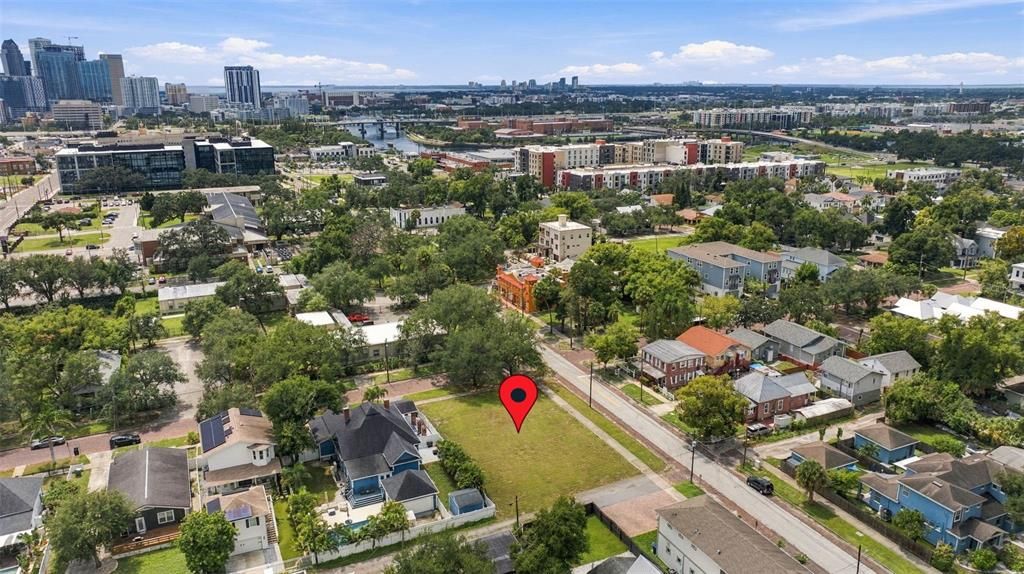 На продажу: $999,900 (0.24 acres)